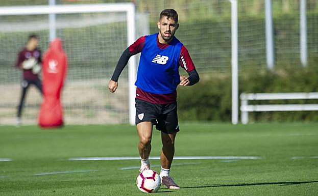 Peru Nolaskoain conduce el balón en Lezama. 