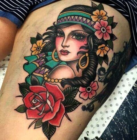 Muchos ensalzan en sus tatuajes la feminidad de la mujer.