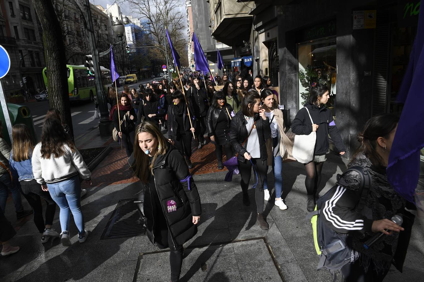 Un grupo de jóvenes se dirige a la plaza Moyua.