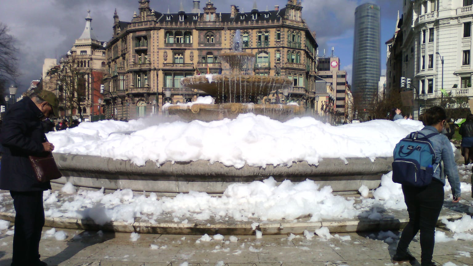 La espuma llena la fuente de la plaza Moyua.