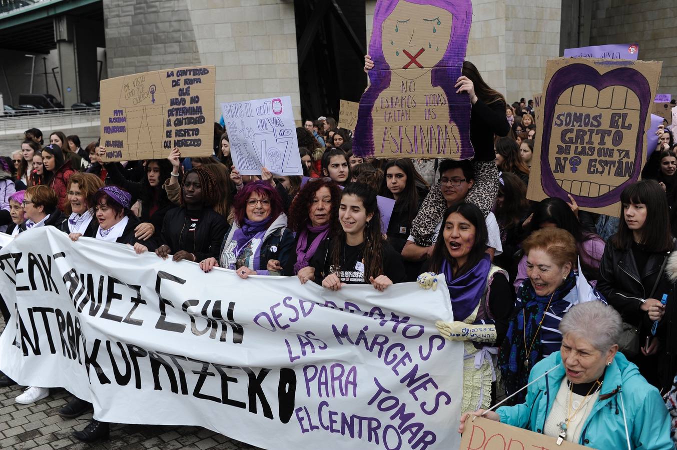 Miles de personas han participado en la primera gran manifestación de la jornada del 8-M.