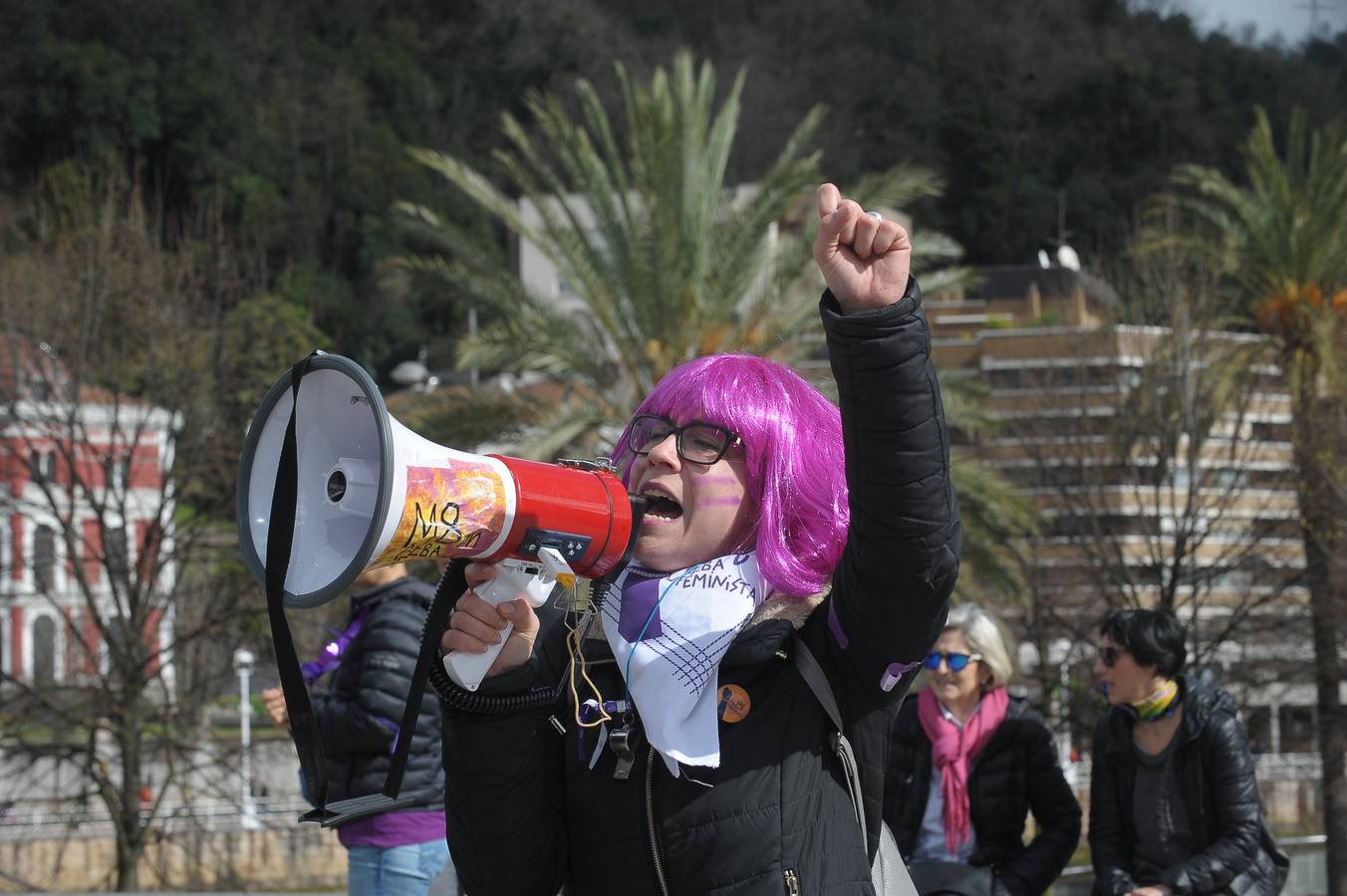 Miles de personas han participado en la primera gran manifestación de la jornada del 8-M.