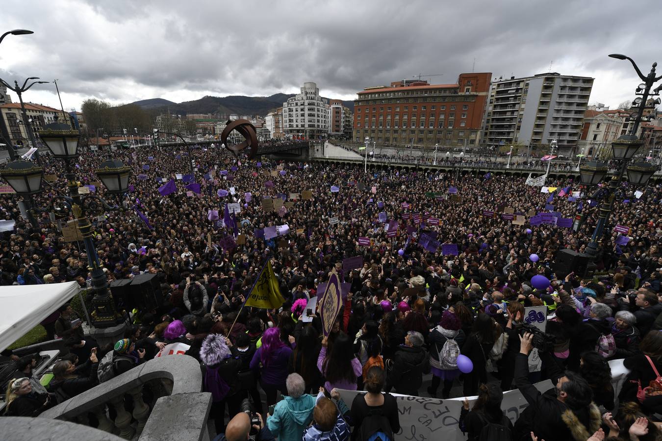 Miles de personas han participado en la primera gran manifestación de la jornada del 8-M.