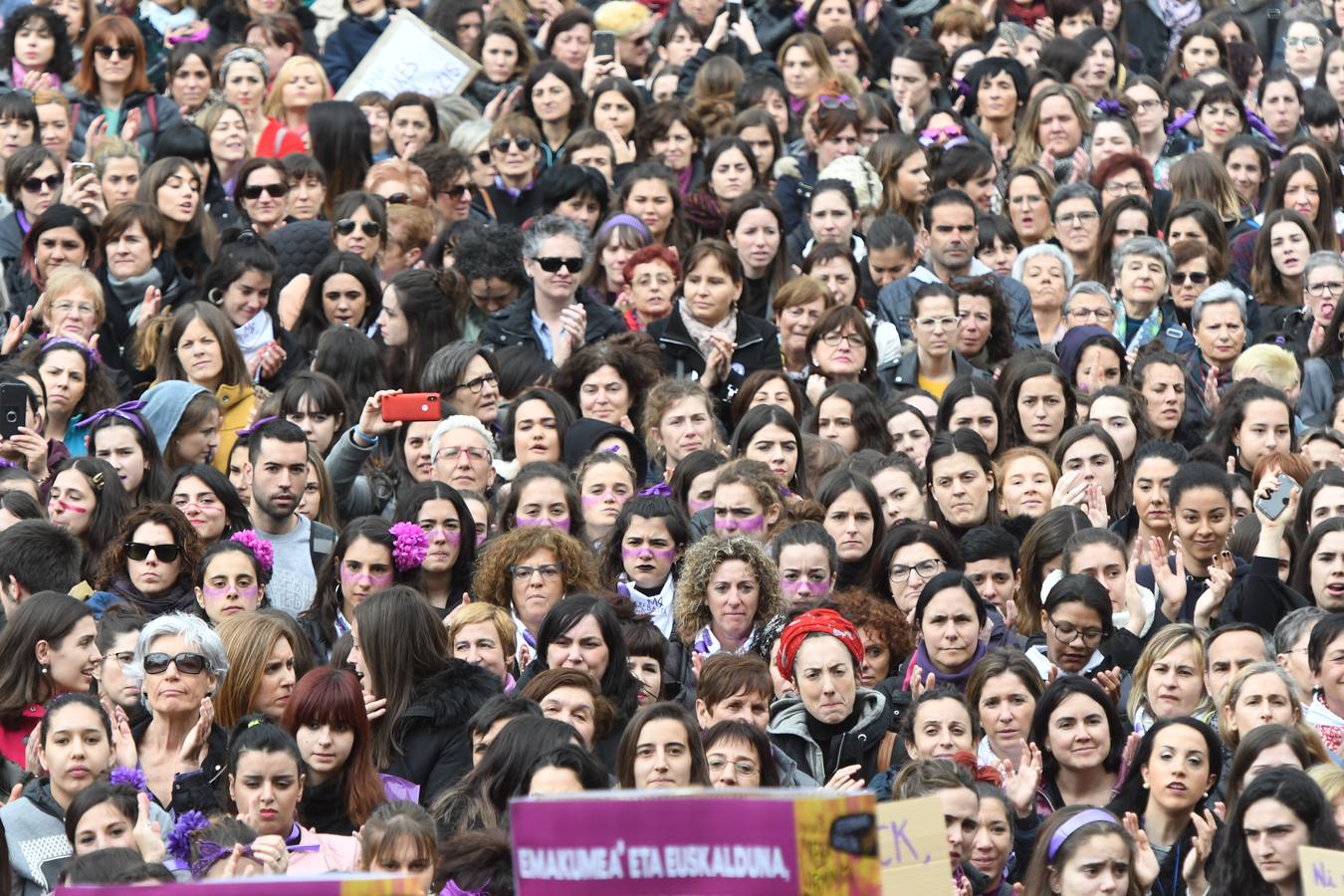 Miles de personas han participado en la primera gran manifestación de la jornada del 8-M.