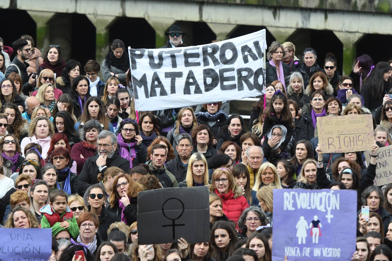 Miles de personas han participado en la primera gran manifestación de la jornada del 8-M.