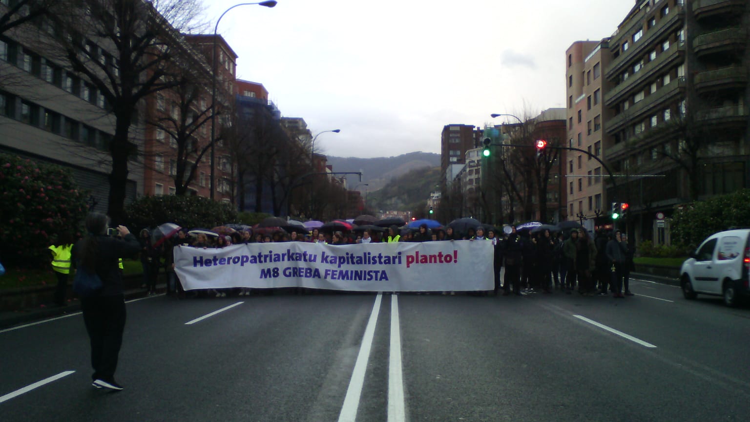 Cientos de mujeres participan en varios piquetes para cortar el tráfico en Bilbao