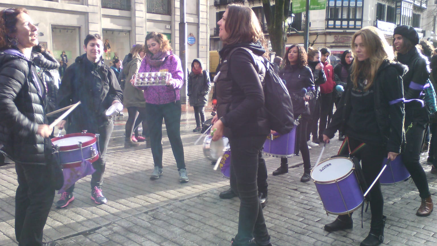 Cientos de mujeres participan en varios piquetes para cortar el tráfico en Bilbao