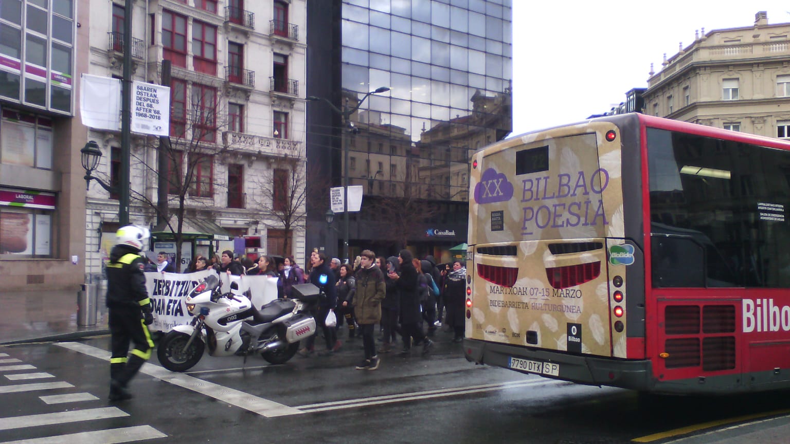 Cientos de mujeres participan en varios piquetes para cortar el tráfico en Bilbao