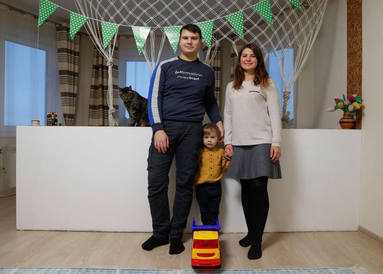 Alesya Rutsevich, de 28 años, oftalmóloga, su esposo Pyotr, de 28 años, programador, y su hijo Daniil, de 3 años, posan para una fotografía en su casa en la semana en que Alesya volvió a trabajar, en Minsk, Bielorrusia, el 23 de febrero de 2019. En virtud de la licencia de maternidad obligatoria en Birlorrusia, las madres reciben su ingreso mensual promedio durante 70 días antes del nacimiento y 56 días después. Cualquier pariente trabajador o tutor del niño puede tomar una licencia de cuidado infantil hasta tres años después del nacimiento. A los beneficiarios se les paga una suma fija según el número de hijos en la familia. Alesya volvió a trabajar después de tres años de licencia pagada. "Quería continuar mi actividad profesional para desarrollarme como profesional, no sólo como madre, pero me daba miedo y tenía dudas sobre si debería regresar", dijo Alesya. "Lo principal es no preocuparse y no entrar en pánico, porque el primer cambio es muy emocional". Daniil ahora va a la guardería. "Tres años son suficientes para criar a un niño, fijarle unas rutinas y desarrollar sus aptitudes sociales: cómo comportarse en un equipo, con niños, con padres. A los tres años, ya es un adulto en pequeño"