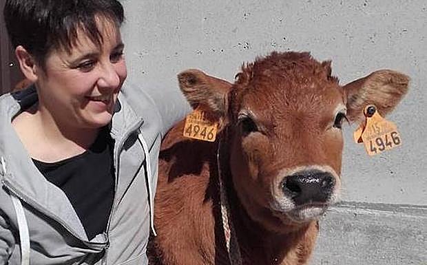 Saioa Mantzisidor se siente feliz de su día a día en el baserri. 