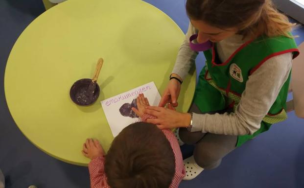 Imagen principal - Actividades del 8-M en Muxuka Haurreskola, en Barakaldo.