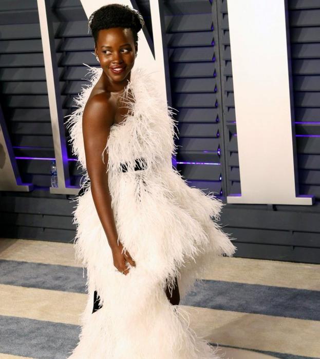 Lupita, a su llegada a la fiesta de 'Vanity Fair' en los recientes Oscar. 