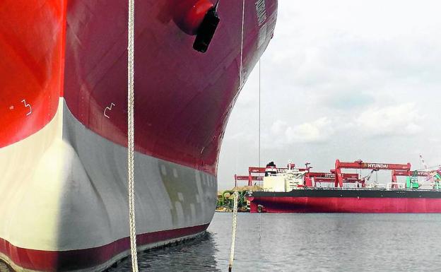 El 'Adriano' recibe los últimos retoques en uno de los muelles del astillero de Ulsan, en Corea del Sur. Es el primer metanero de Endesa.