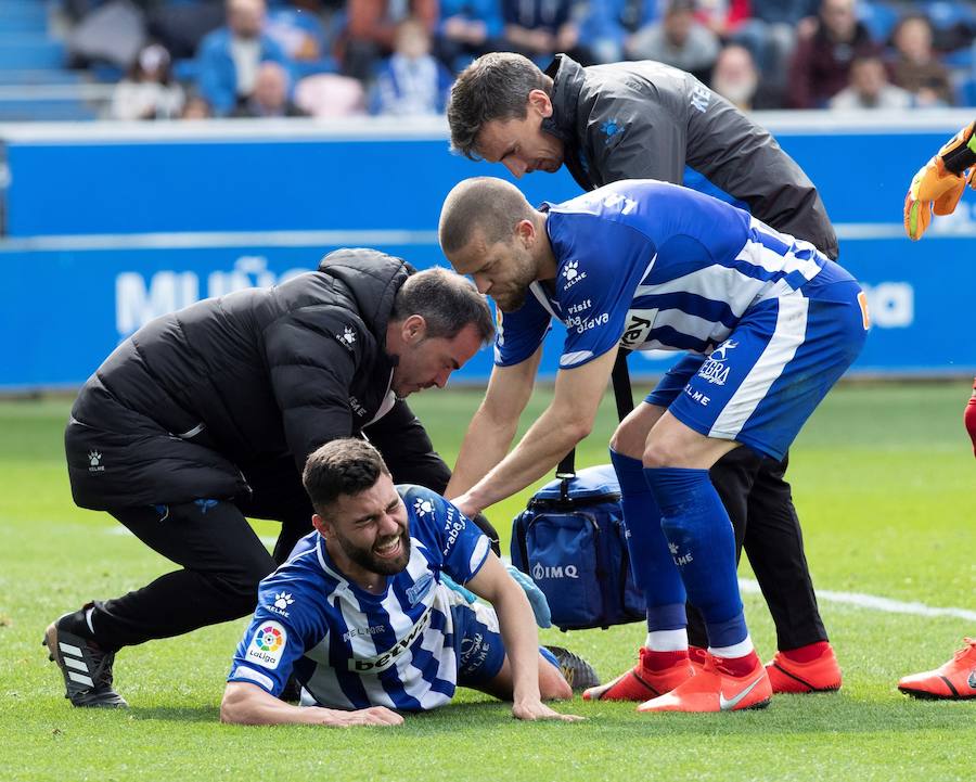 Duarte se duele sobre el césped de Mendizorroza. 