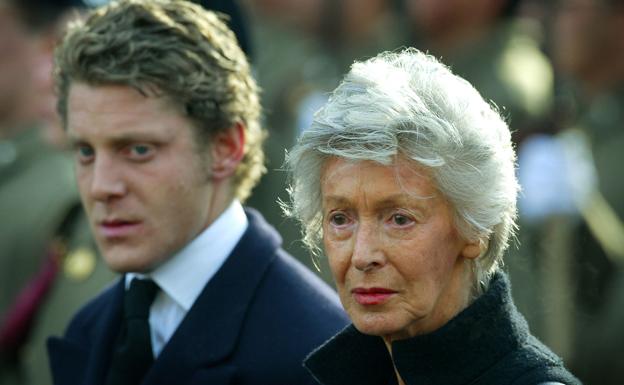 Marella y Lapo, durante un funeral.