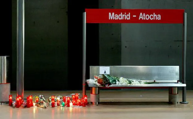 Velas y flores como sinbolo de homenaje a las victimas que perecieron en la estación de Atocha tras los atentados del 11 de marzo de 2004. 
