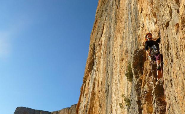 Imagen principal - La bilbaína Sonia Casas, primera guía de alta montaña de España