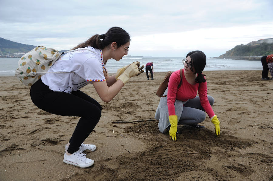 Fotos: Limpiando de plástico la playa de Ereaga