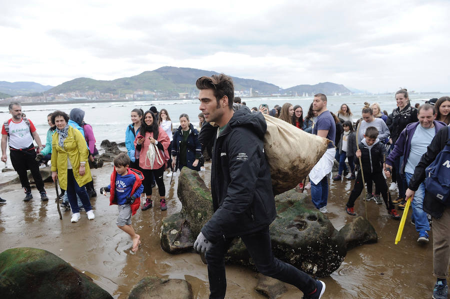 Fotos: Limpiando de plástico la playa de Ereaga