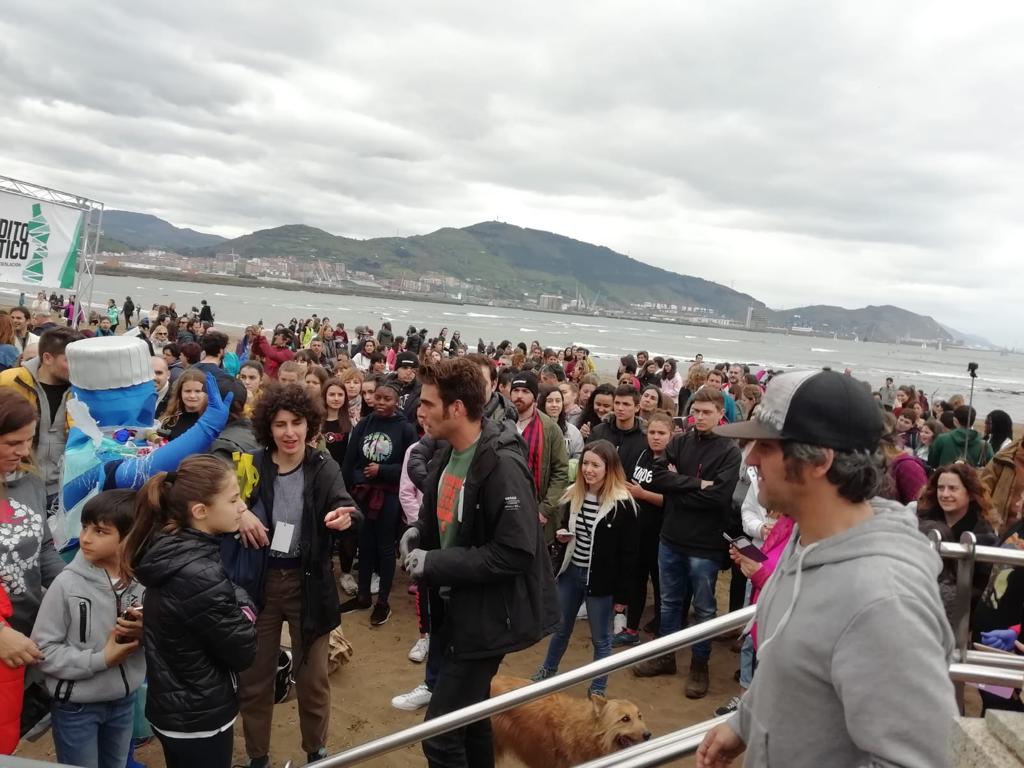 Fotos: Limpiando de plástico la playa de Ereaga