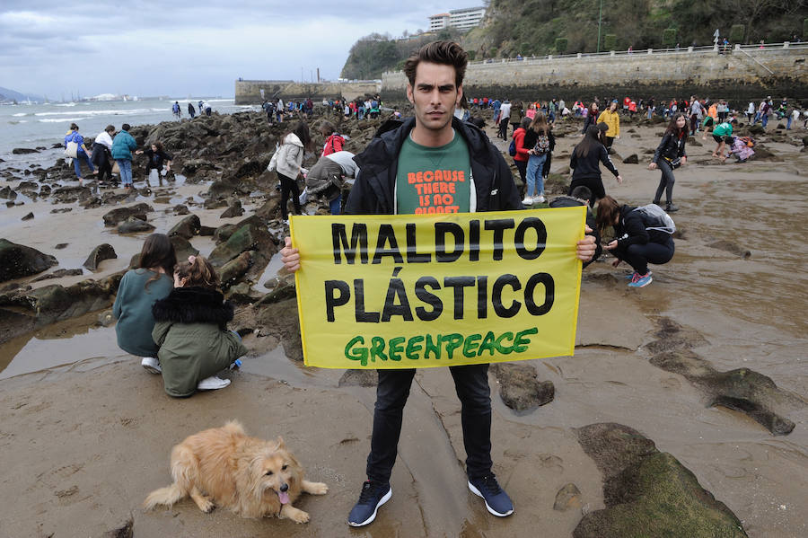 Fotos: Limpiando de plástico la playa de Ereaga