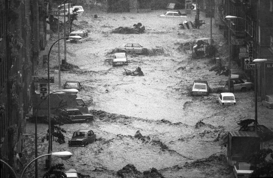 El agua se llevaba a los coches.