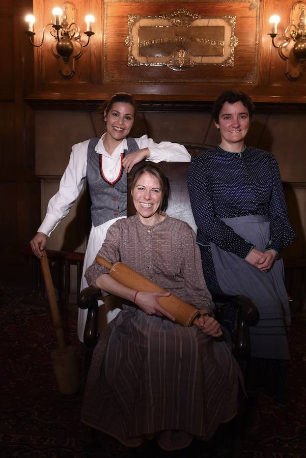 Zuriñe García (centro), Teresa Burgos (izquierda) y Teresa Guilarte recrean a las hermanas Azcaray y preparan una cena-homenaje a restaurante El Amparo.