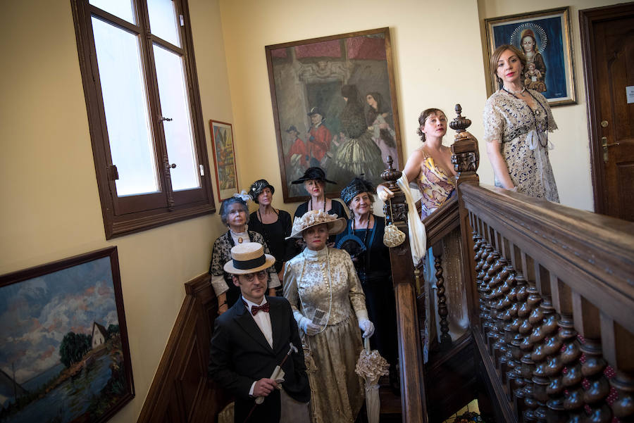 Foto de grupo en las escaleras de La Bilbaína.