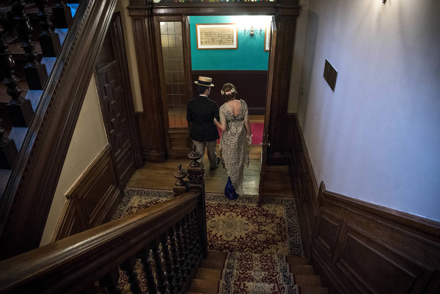 Fernando Botanz y Raquel Rodríguez, en las escaleras de La Bilbaína. 