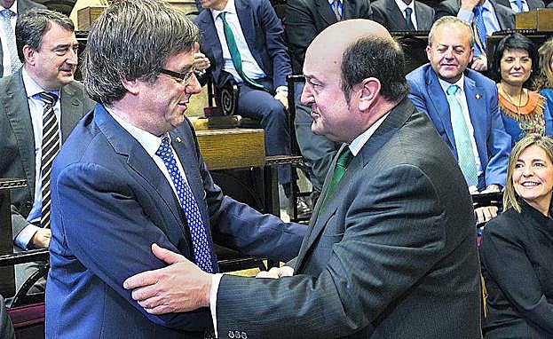 Ortuzar saluda a Puigdemont en la toma de posesión del lehendakari Urkullu en 2016.