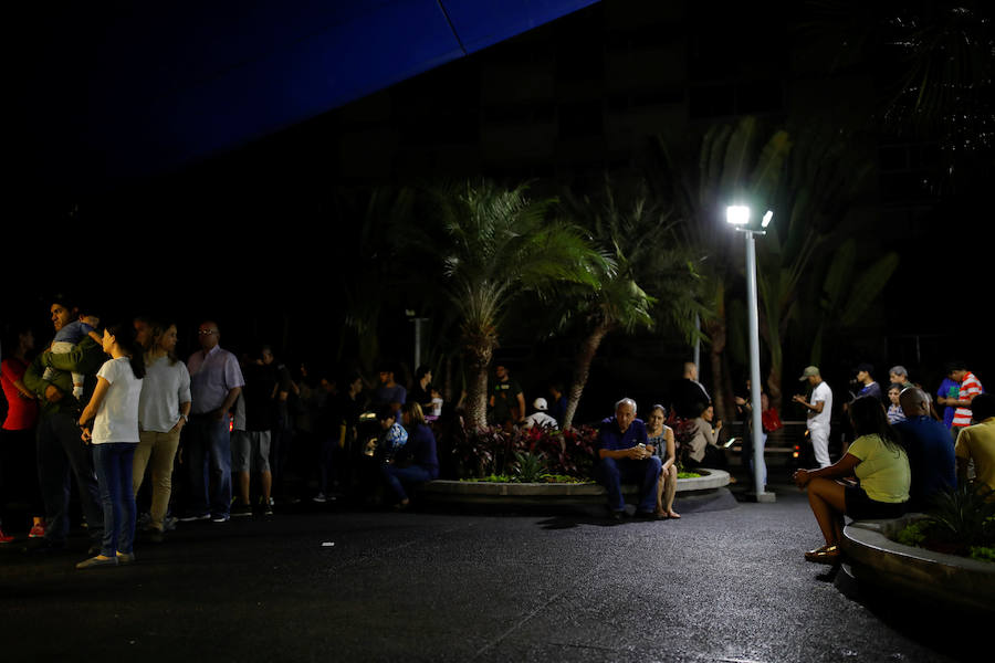 El país lleva días sufirendo apagones de corriente eléctrica y ha generado situaciones tercer mundistas en el país. Entre ellos, comida podrida y gente sin poder comunicarse con su familia