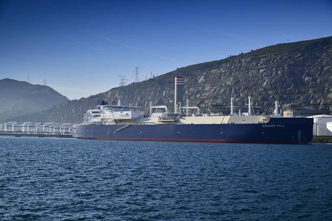 El gigantesco metanero rompehielos 'EDUARD TOLL', de 299 metros de eslora, llegó en abril de 2018. Fue la primera vez que un buque metanero procedente de Sabetta, yacimiento de Siberia, llegaba a Bahía de Bizkaia Gas y hacía una descarga completa. 