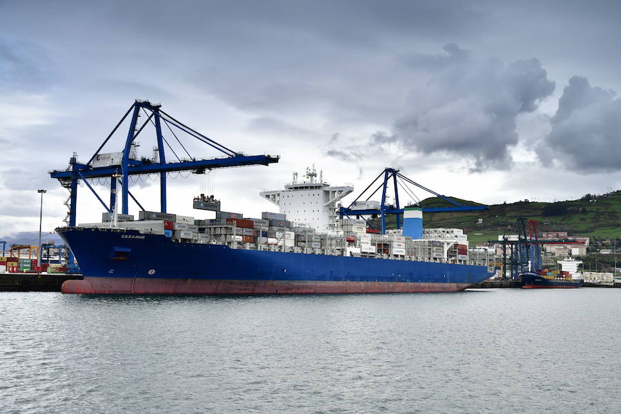 De la naviera Maersk, y con 300 metros de eslora, el 'CEZANNE' es el portacontenedores de mayor capacidad que ha atracado en la terminal de Noatum Container Terminal del puerto de Bilbao (el 23 de abril de 2017). El buque tiene una capacidad máxima de carga de 9.971 TEUs (Twenty Equivalent Unit, unidad internacional que equivale a un contenedor de 6,1 metros de longitud).