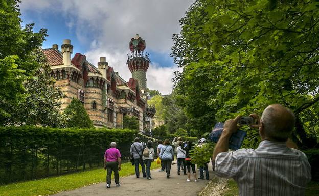 Turistas visitan El Capricho de Gaudí.