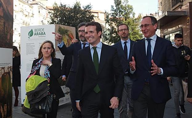 Pablo Casado visita Vitoria acompañado de Oyarzabal, Javier Maroto y Alfonso Alonso.