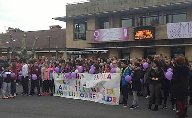 Vecinos de Zaratamo, concentrados esta tarde en la plaza Elexalde de la localidad. 