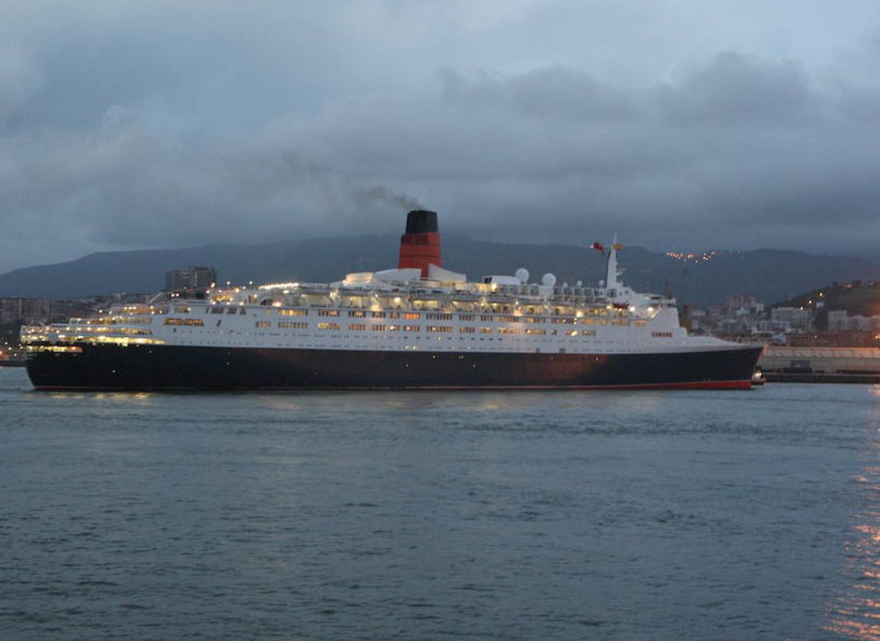 El transatlántico histórico 'QUEEN ELIZABETH 2', uno de los últimos de línea clásica, mide 294 metros de eslora. Ha amarrado varias veces en Bilbao, la primera ocasión en abril de 2006. Fue botado el 20 de septiembre de 1967. Lleva 1.040 tripulantes y 1.777 pasajeros, con una capacidad máxima de 1.892. Una curiosidad, el numeral es '2' y no 'II', con números romanos como suele ser habitual en los barcos, por respeto a la reina de Inglaterra (Elizabeth II).