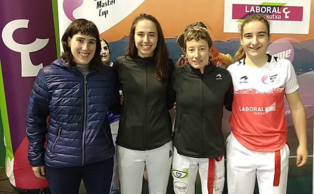 Patri Espinar, segunda por la derecha, asumió los mandos de su partido de 'semis'.