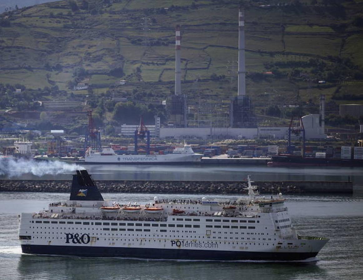 El ferry 'PRIDE OF BILBAO', de 177 metros de eslora unió Santurtzi con Portsmouth, en Inglaterra, entre 1993 y 2010. Ahora se llama 'SPL PRINCESS ANASTASIA' , tiene su base en Suecia y cubre la línea San Petersburgo – Helsinki – Estocolmo– Tallinn.