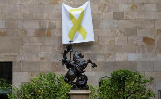 Un lazo amarillo ondea en un patio del patio de la Generalitat. 