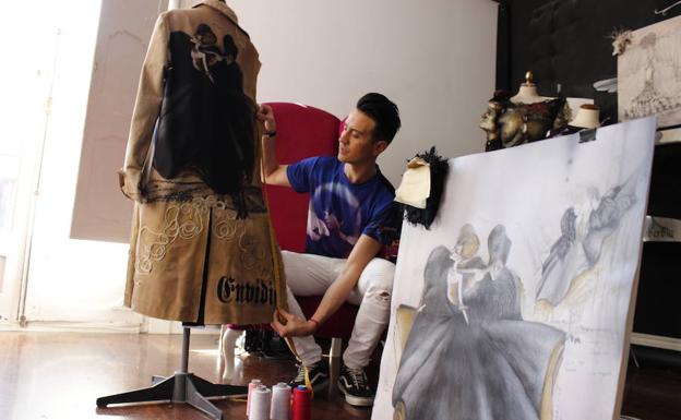 Imagen principal - Peio Durán posa con pinturas y dibujos hechos por él, muchos le han servido después como boceto para sus trajes.