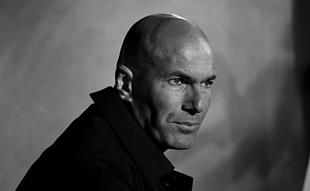 Zinedine Zidane sorprendió en su presentación con sus vaqueros.