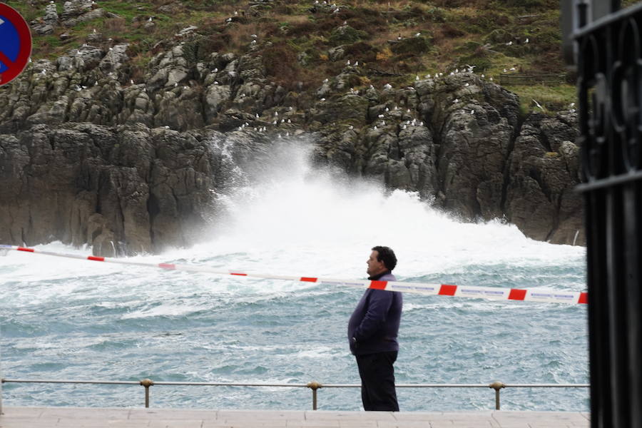 El espigón del puerto de Lekeitio, acordonado por las grandes olas