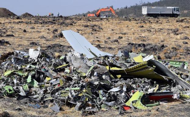 Los restos del fuselaje del avión Boeing 737 MAX 8 que se estrelló el domingo en Etiopía.