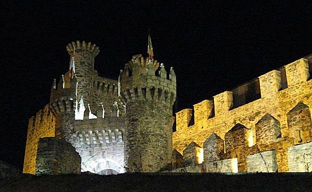 VIsta nocturna del castillo templario de Ponferrada.
