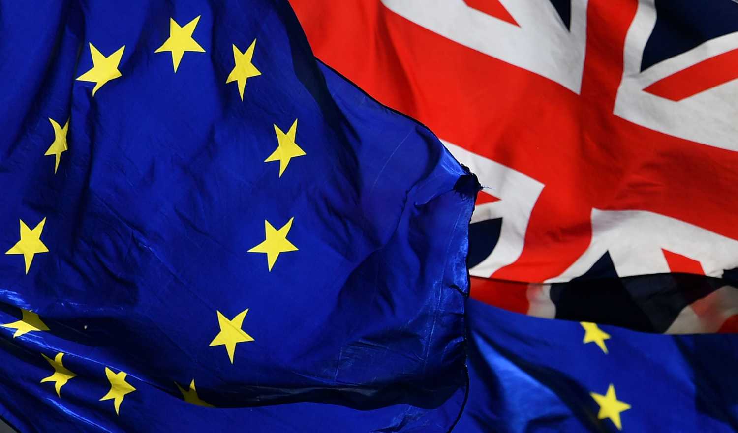 Banderas de la Unión Europea y de Gran Bretaña, el exterior del Parlamento Británico, en Londres 
