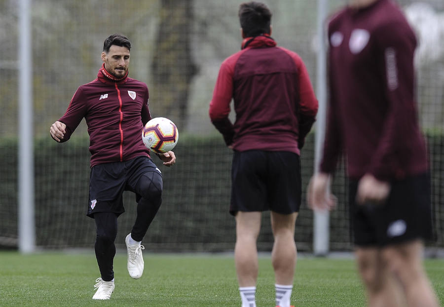 En la sesión de este jueves Aduriz ha realizado ejercicios con el balón