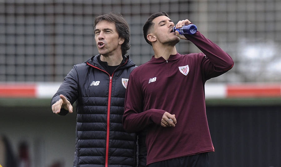En la sesión de este jueves Aduriz ha realizado ejercicios con el balón