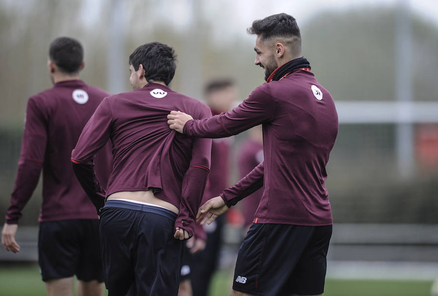 En la sesión de este jueves Aduriz ha realizado ejercicios con el balón