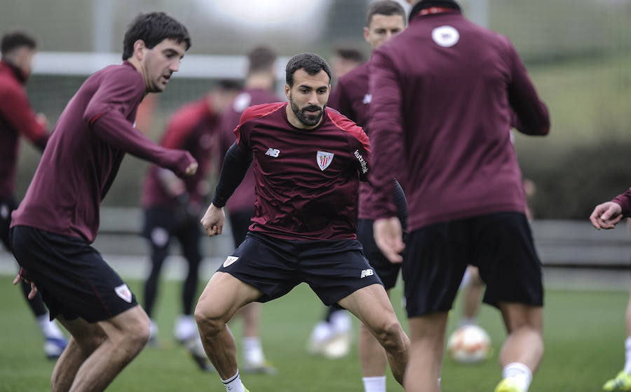 En la sesión de este jueves Aduriz ha realizado ejercicios con el balón